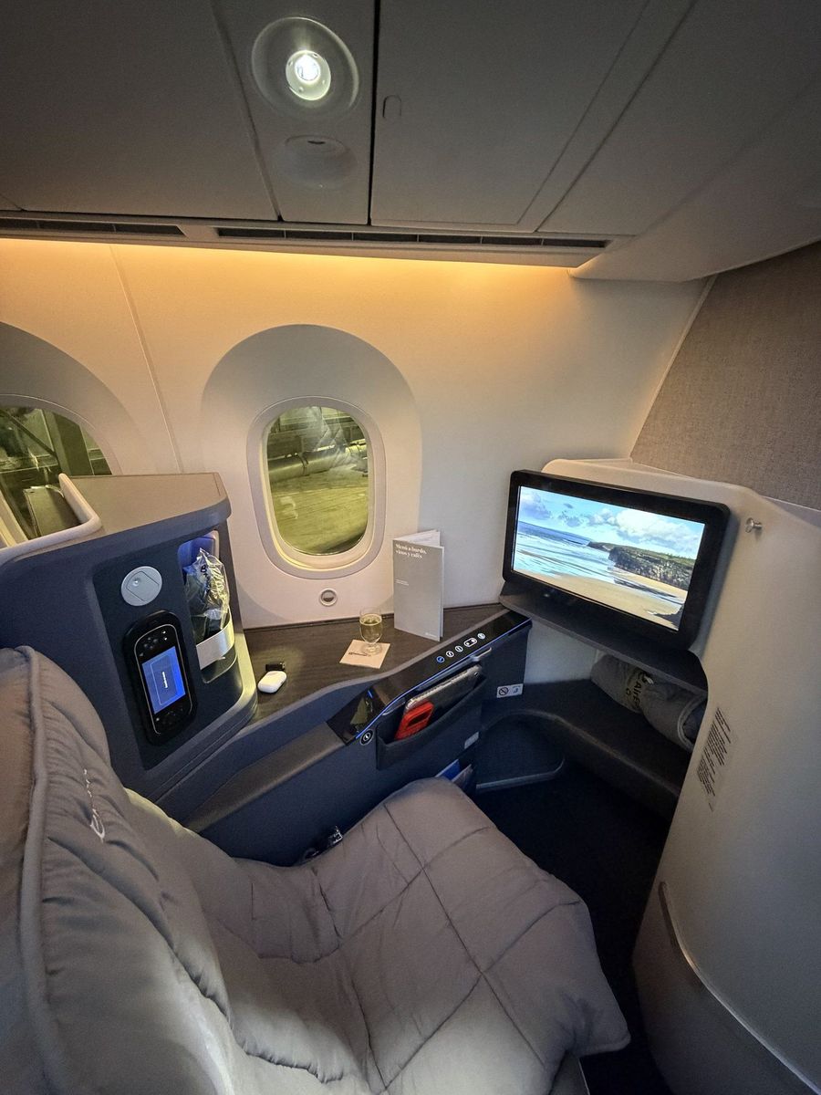 Siège de classe affaires Air Europa avec écran individuel, plaid et menu à bord