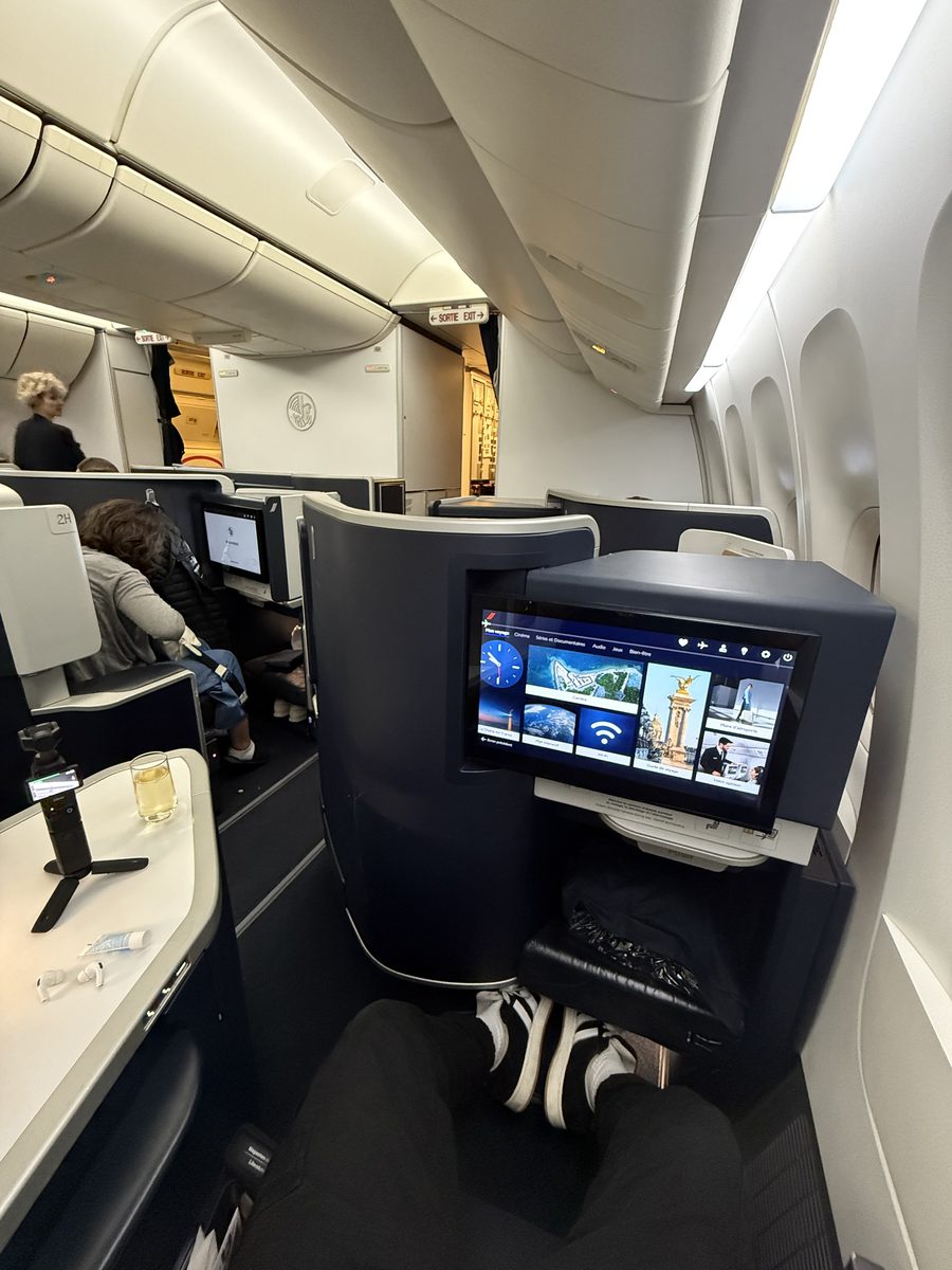 La cabine business bleue d'Air France, siège 2H, avec sa coque bleu marine et son grand écran déployé sur un bras