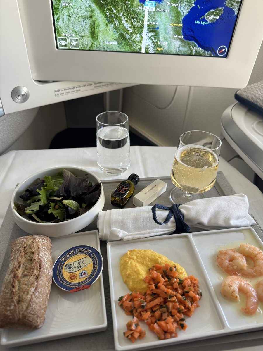Plateau repas de la business Air France vers Madagascar : crevettes, polenta et carottes, salade, pain et beurre d'Isigny, coupe de champagne