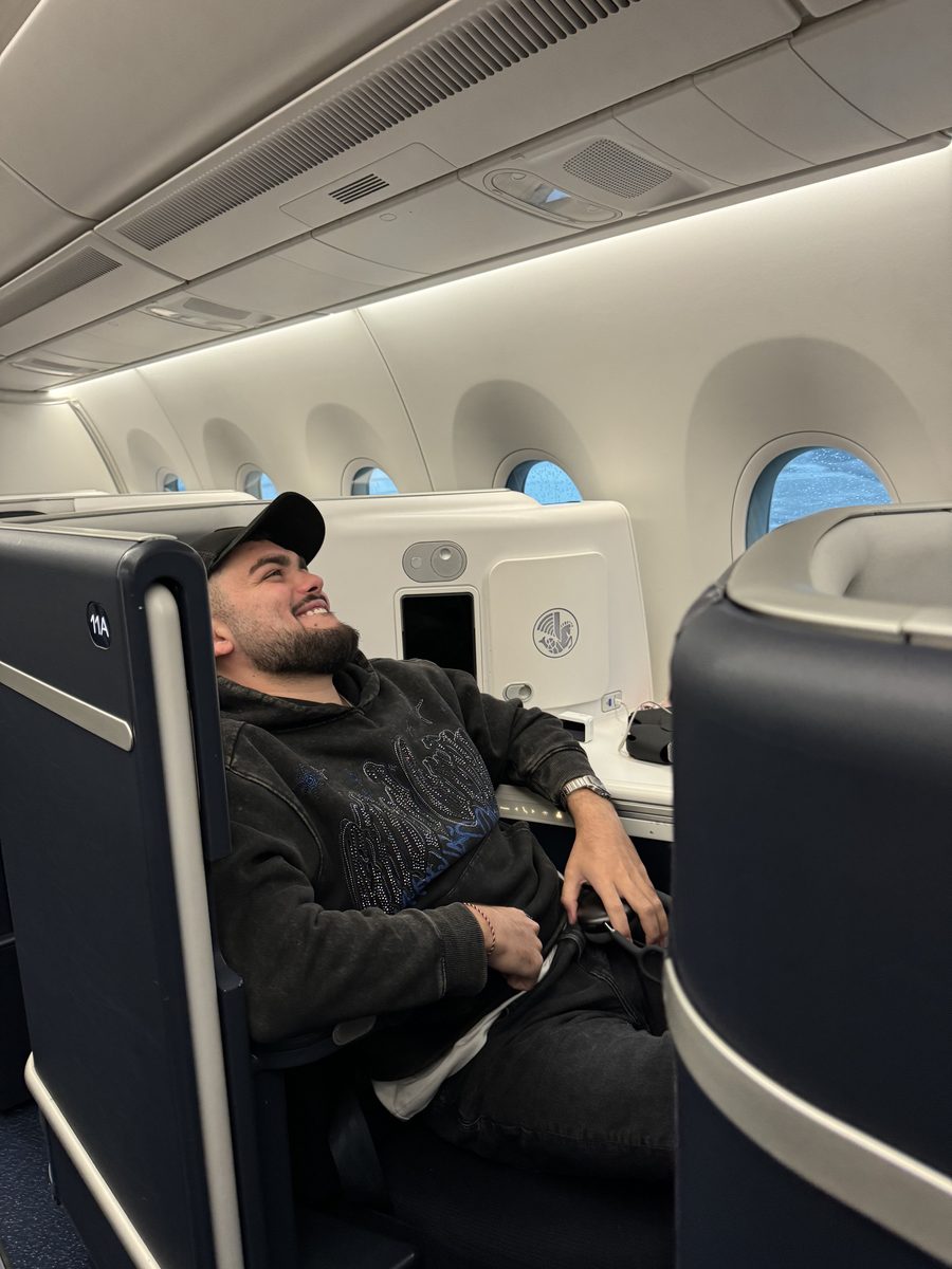 Monsieur Voyage installé dans la nouvelle suite business Air France, porte ouverte sur l'allée