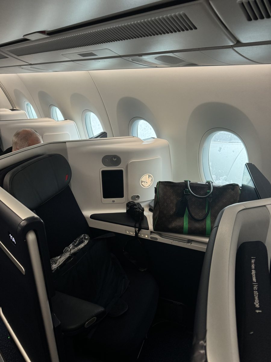 La nouvelle suite business Air France, siège 11A, avec sa coque claire, l'hippocampe rétroéclairé et sa large console