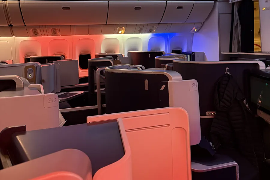 Cabine business bleue d'Air France baignée par l'éclairage d'ambiance bleu-blanc-rouge à l'embarquement