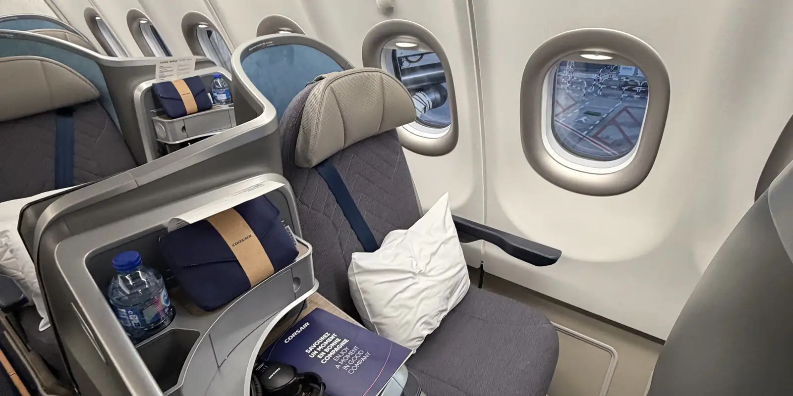 Coupe de champagne servie en classe affaires, ambiance cabine tamisée
