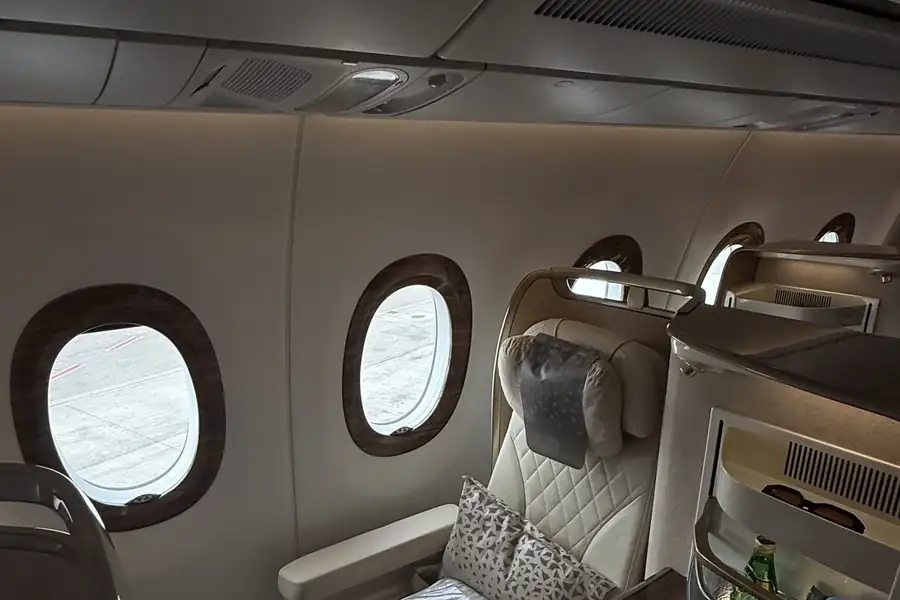 Siège de classe affaires vide sur l'Airbus A350 d'Emirates, vue sur les hublots