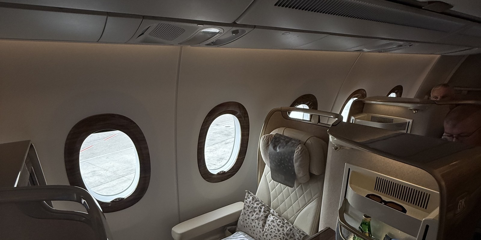 Siège de classe affaires vide sur l'Airbus A350 d'Emirates, vue sur les hublots