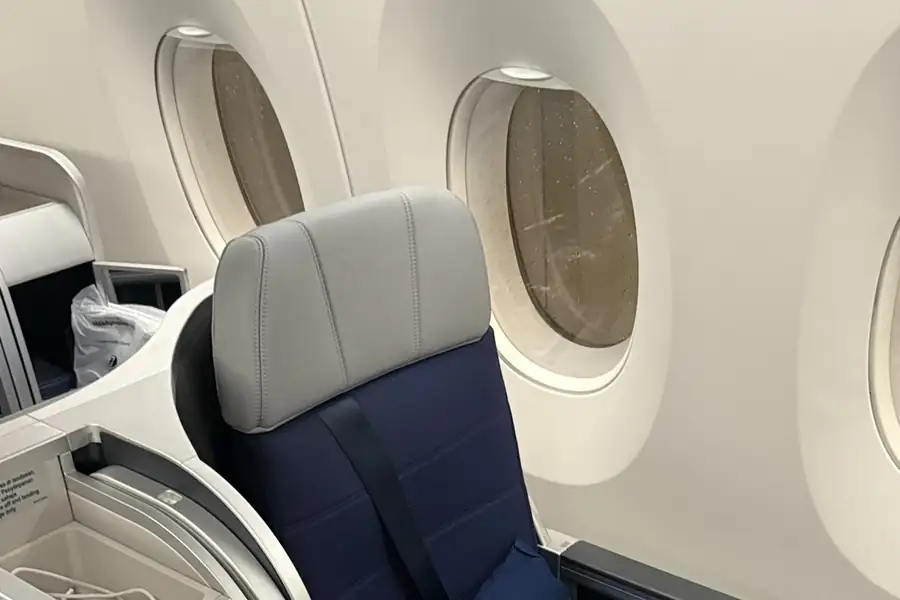Siège de classe affaires vide de Malaysia Airlines avec hublots, étiquette de sécurité en malais
