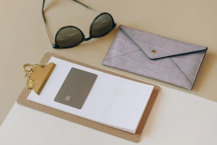Carte de paiement premium, lunettes et pochette en cuir sur un bureau élégant
