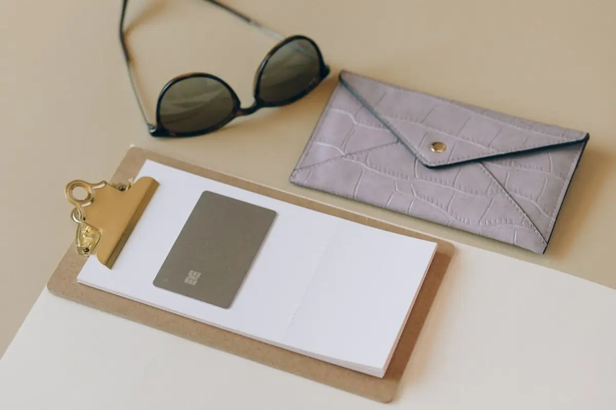 Carte de paiement premium, lunettes et pochette en cuir sur un bureau élégant
