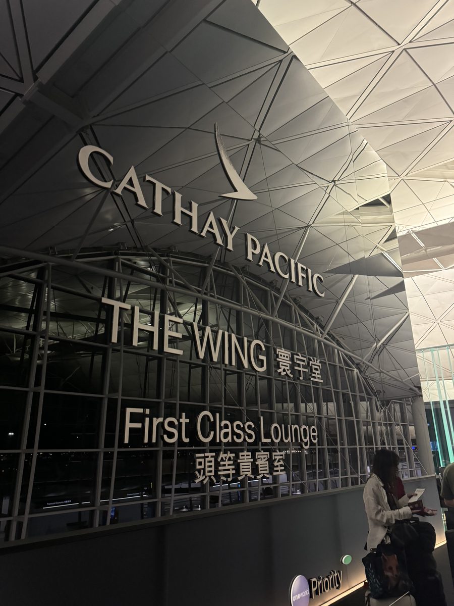 Panneau d'entrée du salon The Wing First Class Lounge de Cathay Pacific à l'aéroport de Hong Kong