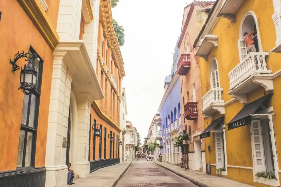 Ruelle colorée de la vieille ville de Carthagène des Indes, Colombie