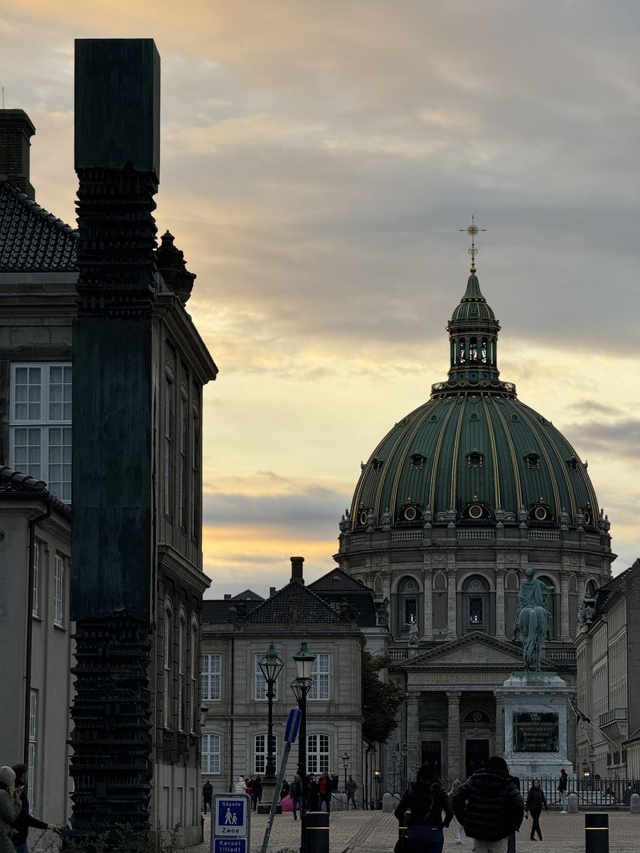 Le dôme vert de l'église de Marbre de Copenhague au coucher du soleil, vu depuis la place d'Amalienborg