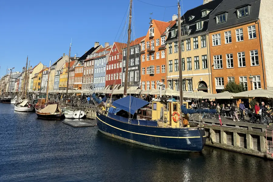 Les façades colorées et les bateaux en bois du canal de Nyhavn à Copenhague sous un ciel bleu