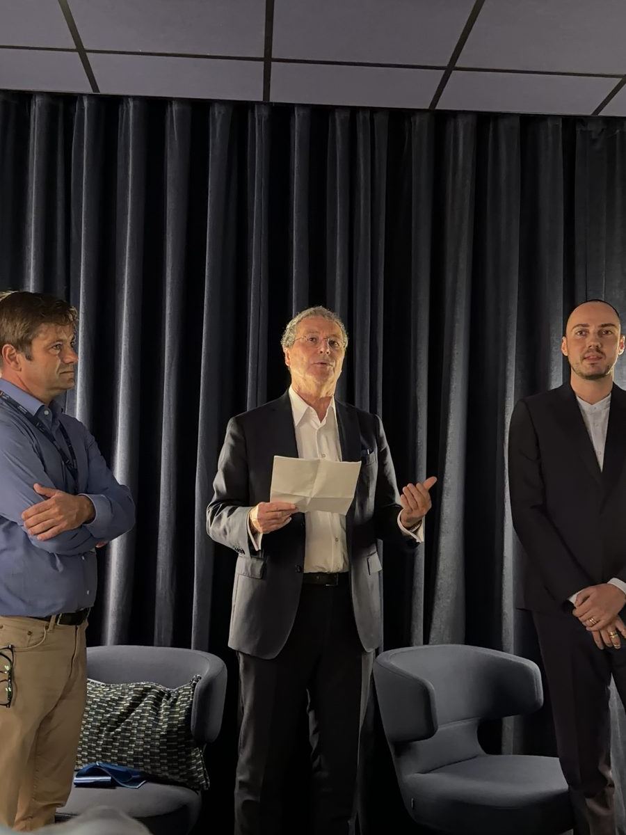 Pascal de Izaguirre, PDG de Corsair, prononçant le discours d'inauguration du salon Business de La Réunion devant les rideaux de velours bleu nuit