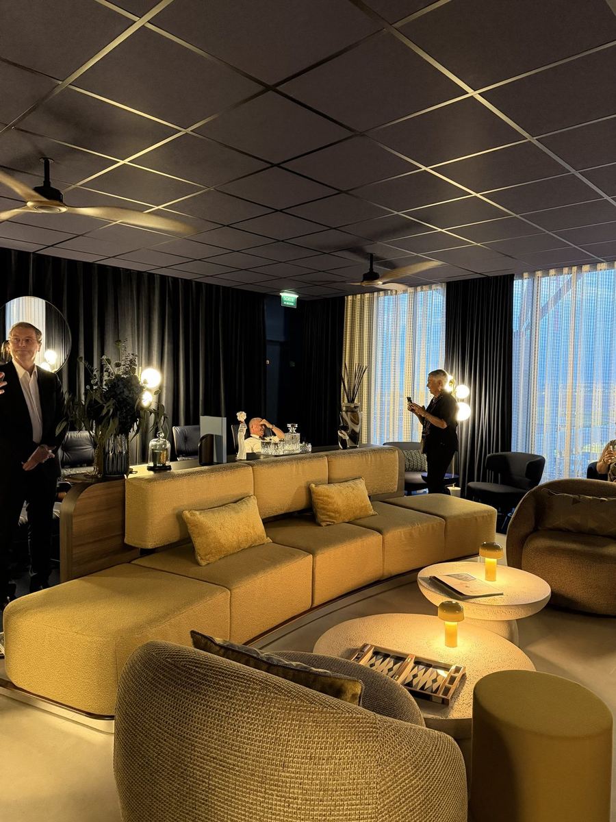Le lounge du salon Business Corsair pendant l'inauguration, avec les fauteuils club en cuir bleu nuit à l'arrière-plan