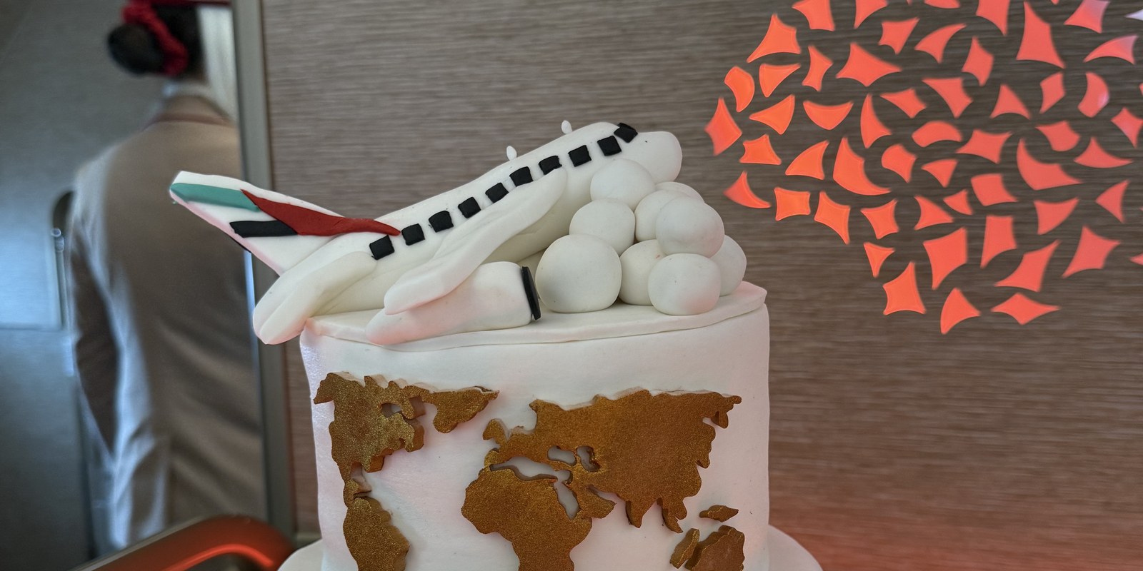 Gâteau décoré aux couleurs d'Emirates pour l'inauguration de la ligne A350 Lyon-Dubaï