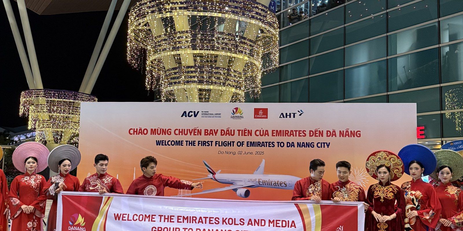 Cérémonie d'accueil du premier vol Emirates à l'aéroport de Danang, avec danseuses en ao dai traditionnelle