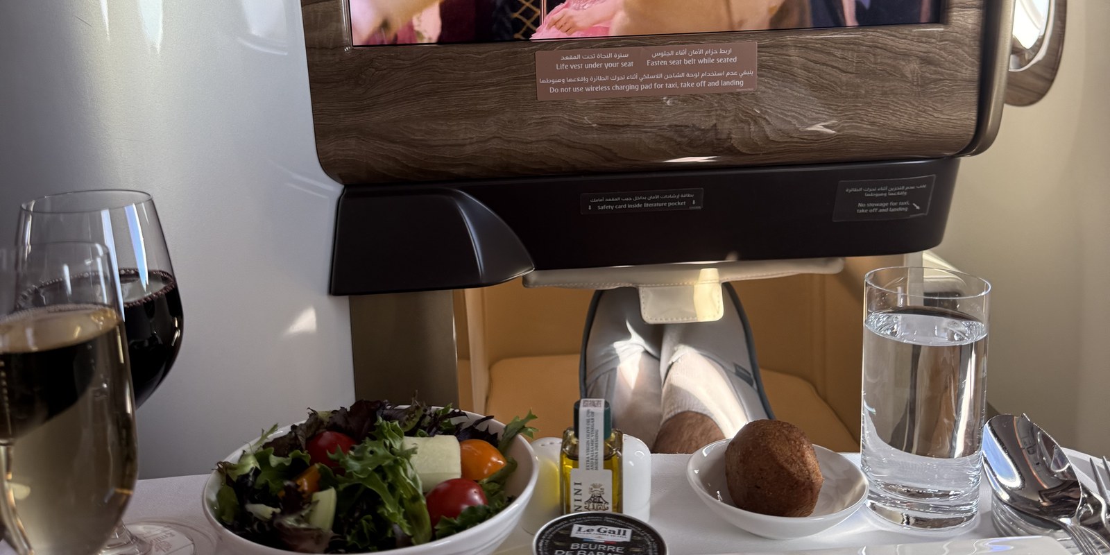 Plateau repas de classe affaires Emirates avec salade, pain, huile d'olive et verres de vin