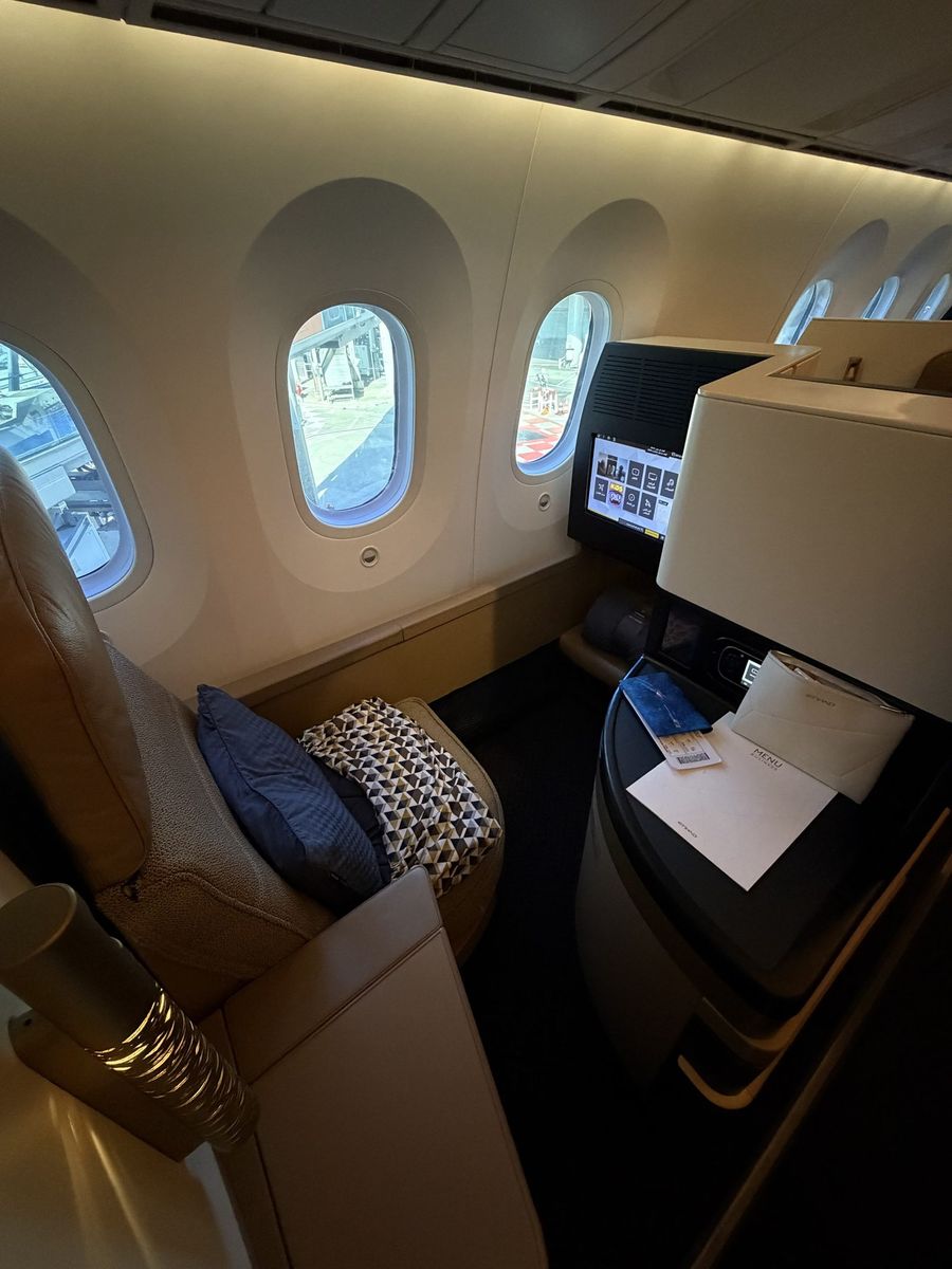 Suite de la Business Studio d'Etihad sur Boeing 787, avec écran individuel et espace de rangement