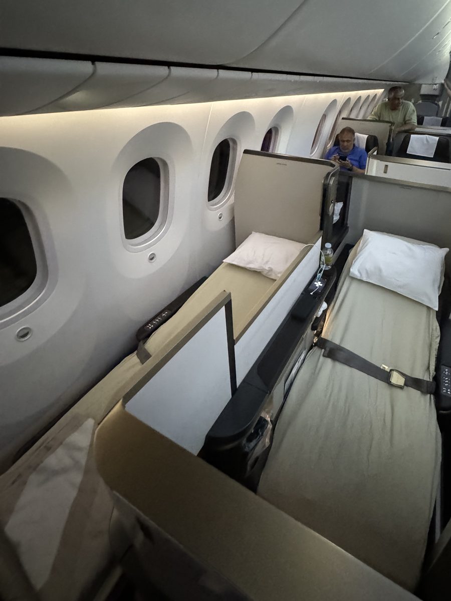 Deux Apex Suites du 787 de Gulf Air transformées en lits plats avec draps et oreillers pour le vol de nuit