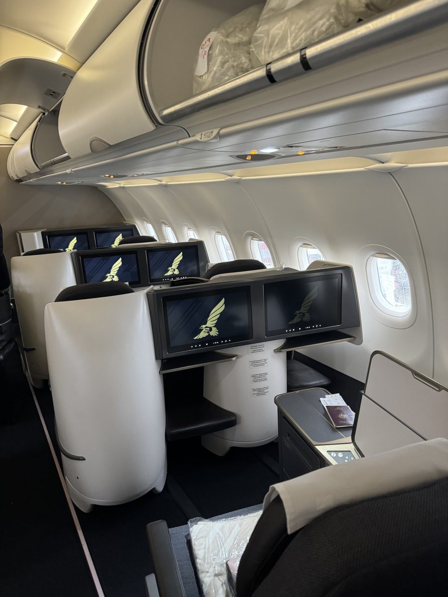 La cabine business de l'A321neo de Gulf Air en 2-2, avec ses coques blanches et ses doubles écrans au logo du faucon