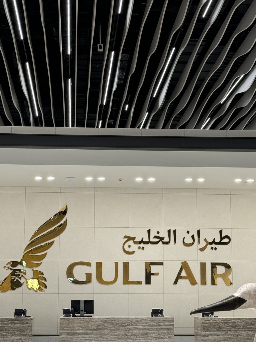 Les comptoirs Gulf Air du nouveau terminal de l'aéroport de Bahreïn, avec le faucon doré et le plafond à lames lumineuses