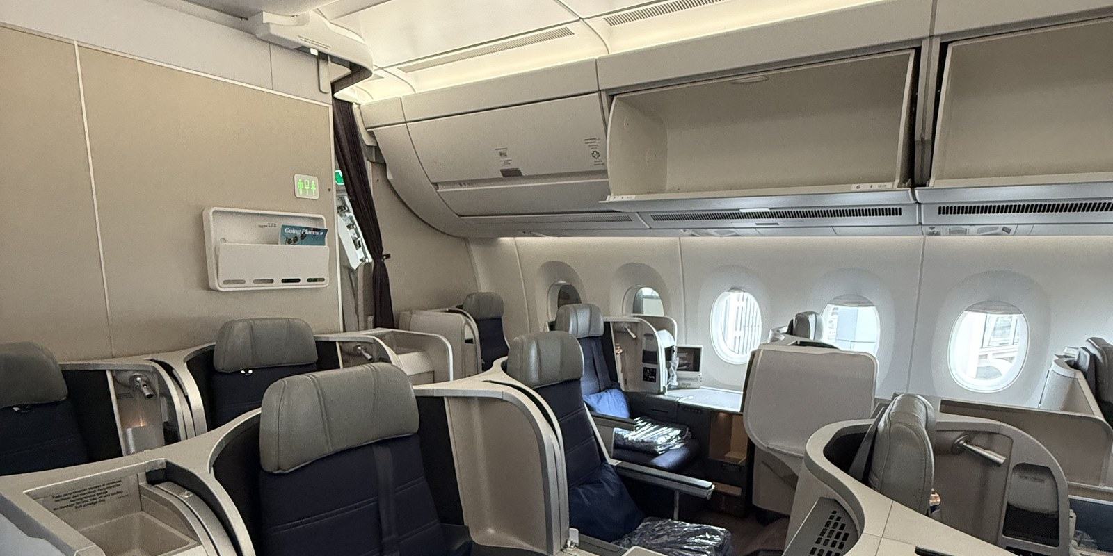 Cabine de classe affaires Malaysia Airlines sur Airbus A350, sièges gris en quinconce