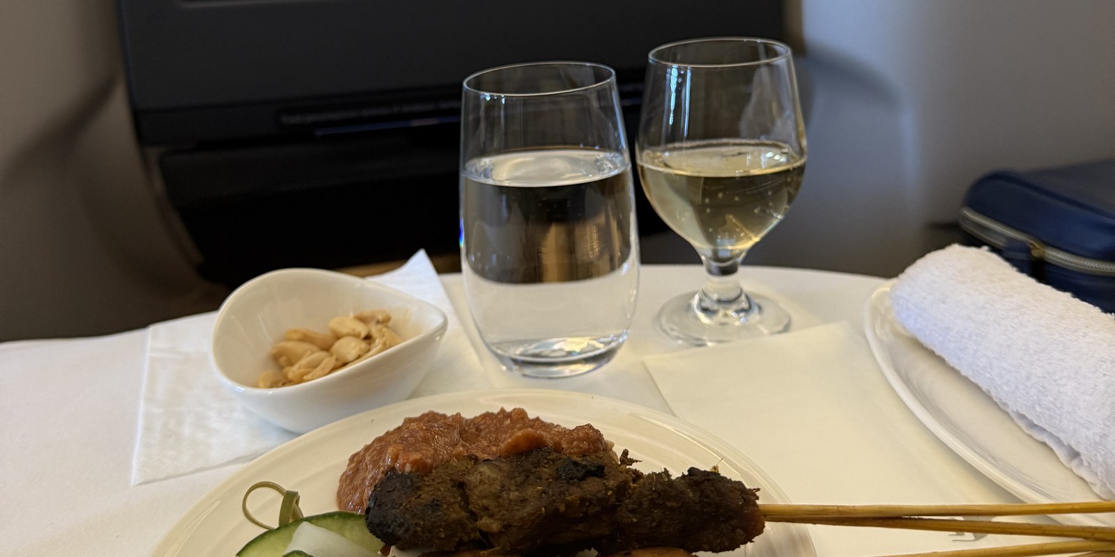 Assiette de brochettes satay avec sauce cacahuète, servie en classe affaires Malaysia Airlines