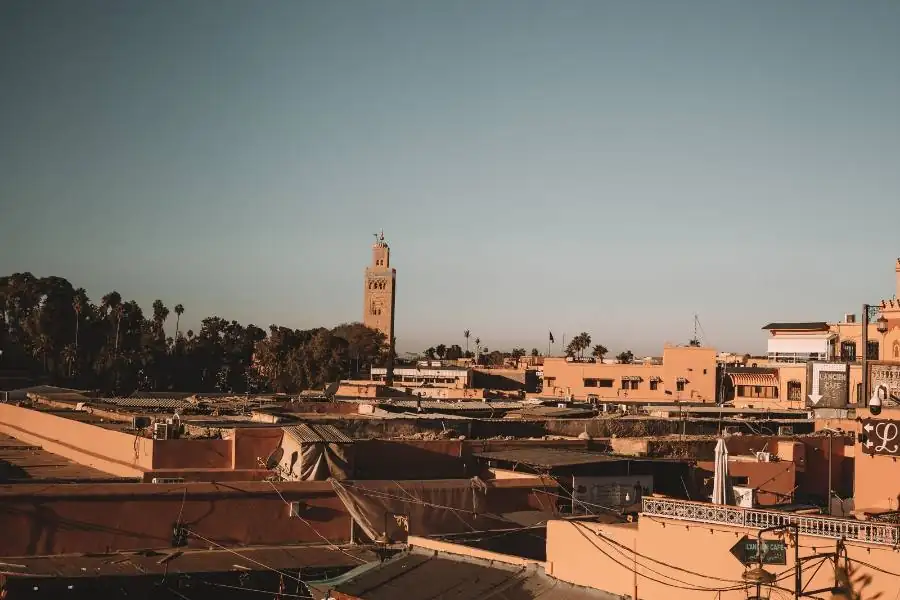 Toits de la médina de Marrakech et minaret au coucher du soleil