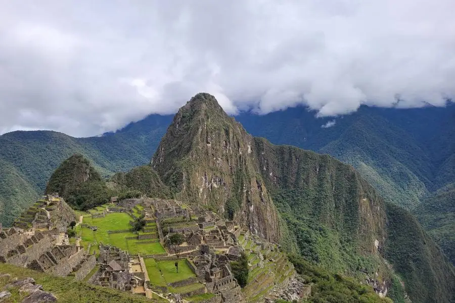 Citadelle du Machu Picchu au lever du jour dans les Andes péruviennes