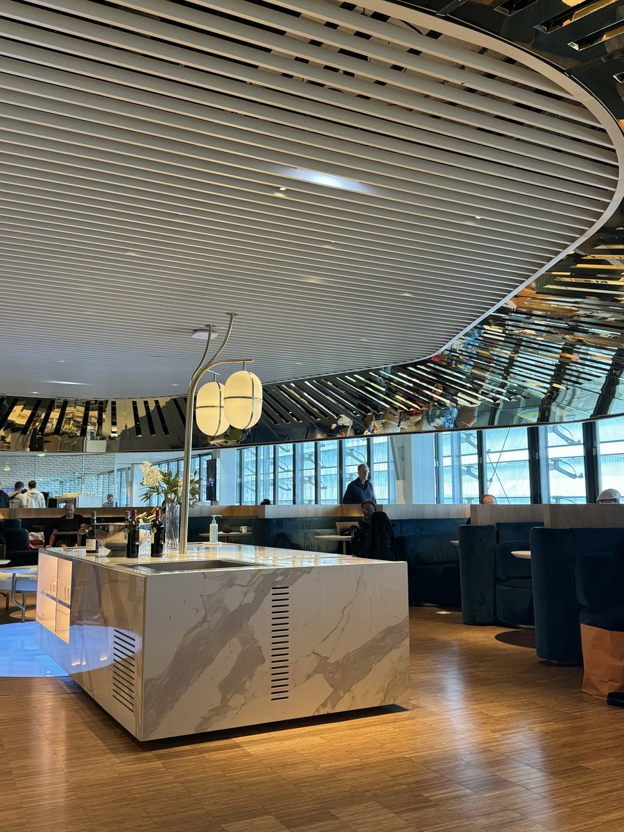 Le bar central en marbre et le plafond doré du salon Air France business de l'aéroport de Paris-Charles de Gaulle